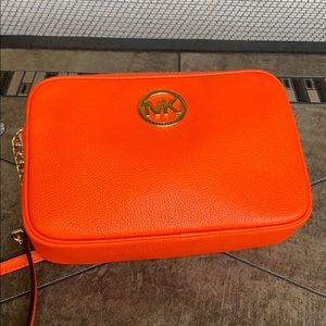 MICHAEL KORS FULTON LG EW CROSSBODY